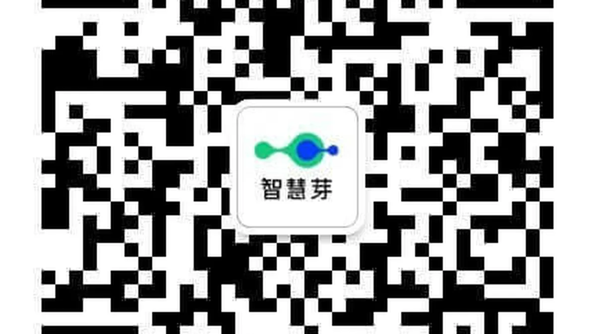 药师在药房为患者解释帕克替尼服用注意事项,展示药物相互作用图表