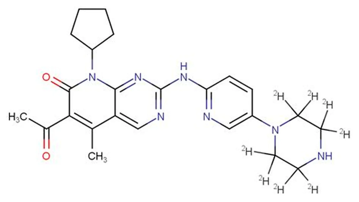患者手持帕克替尼药瓶，背景是血液科门诊指示牌